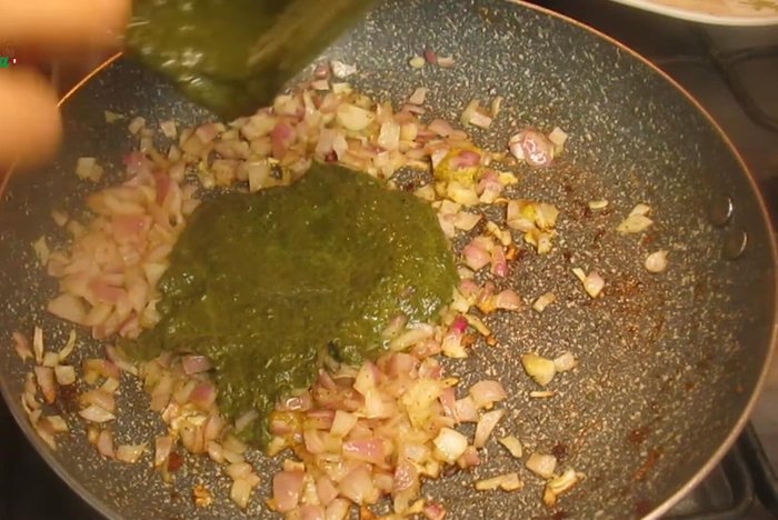 Añadir la mezcla de albahaca a la preparación de la cebolla. Agregar leche al gusto y cocinar por un par de minutos.