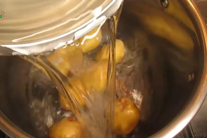 Pelar y reservar las papas. Cocer las papas con un poco de sal y agua durante 15-20 minutos.