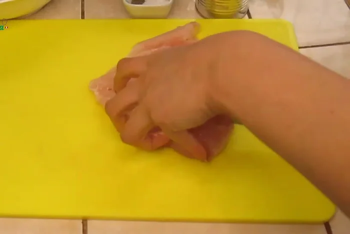 Filetear las pechugas de pollo, abrirlas por la mitad y cortarlas en cuatro presas.