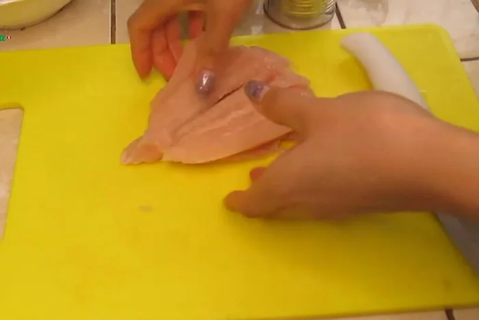 Sazonar las presas de pollo con sal y pimienta.