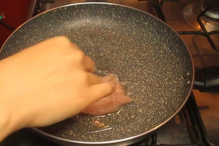 Freír las presas de pollo en un poco de aceite hasta que estén doradas. Agregar un poco de agua si se desea para una cocción más completa.