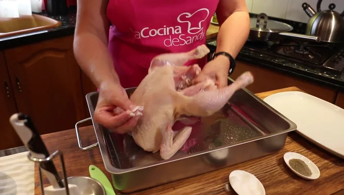 Preparamos el pollo: Salpimentamos el pollo por dentro y por fuera. (122.24)