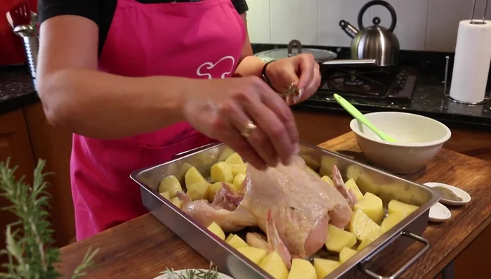 Añadimos el romero: Deshojamos las ramitas de romero y las colocamos sobre las papas y encima del pollo. (487.919)