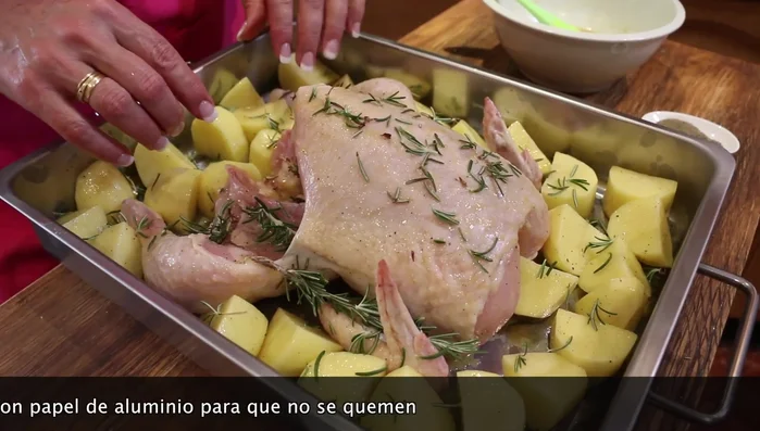 Horneamos: Horneamos el pollo y las papas hasta que el pollo esté dorado y las papas estén crujientes. Durante la cocción, cada 15 minutos aproximadamente, podemos pincelar el pollo con la marinada restante. Si vemos que el pollo o las papas se están quemando, cubrimos la bandeja con papel de aluminio. (582.36)