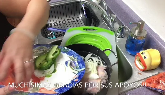 En una olla, agregar agua, cebolla, tomate, chile y sal. Cocer hasta que las verduras estén suaves.