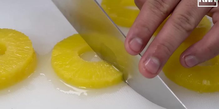 Preparar la salsa: En una sartén, mezclar agua, azúcar morena, piña cortada, almíbar de piña (opcional), maicena disuelta en agua y jugo de naranja. Dejar reducir a un tercio.