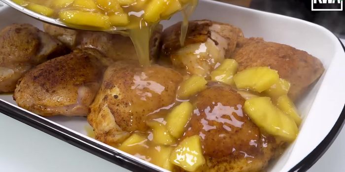 Bañar el pollo en la bandeja con la salsa reducida.