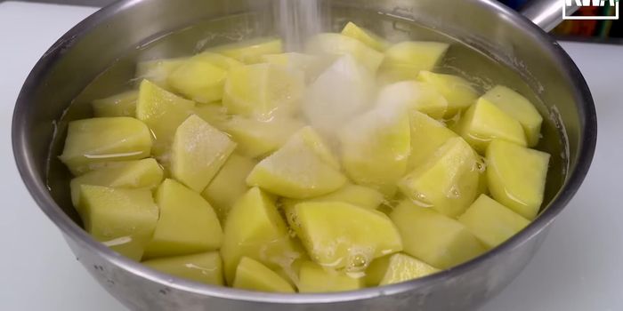 Preparar el puré de papas: Cocer papas en agua con sal. Majarlas y mezclar con crema de leche, mantequilla, sal y pimienta.
