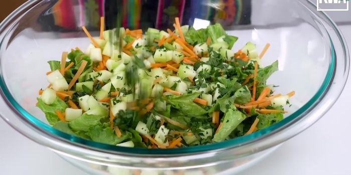 Preparar la ensalada: Mezclar lechuga crespa, zanahoria rallada, pepino, perejil, aderezo de limón y aceite de oliva, sal y pimienta. Decorar con tomates cherry.