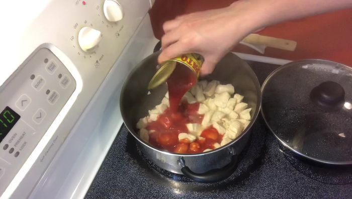 Agregar la salsa del pato a la sartén. Llenar la lata vacía con agua y agregarla también a la sartén. Tapar y dejar hervir.
