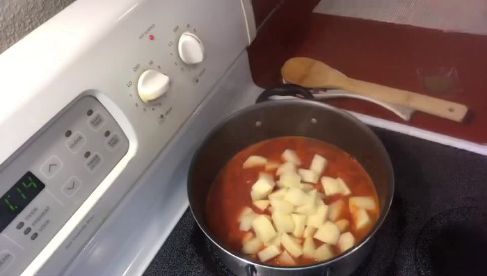 Una vez que el pollo esté hirviendo, agregar las papas y el comino molido. Tapar y cocinar hasta que la papa esté cocida.