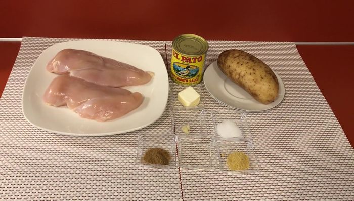 Limpiar y cortar las pechugas de pollo en cuadritos pequeños.