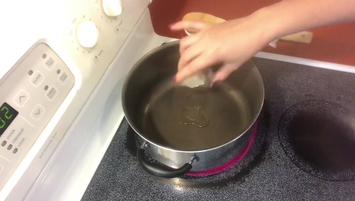 Calentar el aceite y la mantequilla en una sartén. Agregar el ajo machacado (o picado finamente) y sofreír por unos segundos.