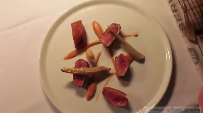 Servir el pato con el puré de mandarina quemado, las zanahorias glaseadas y el hinojo bebé.