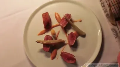 Pechuga de Pato con Puré de Mandarina Quemado y Zanahorias Heirloom