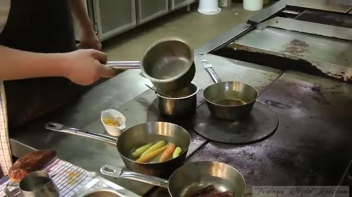 Asar el hinojo bebé a la parrilla.