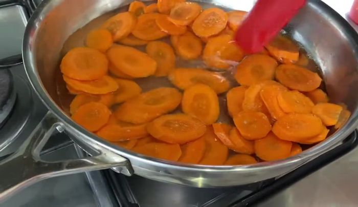 Cocinar a fuego medio durante 9-10 minutos, hasta que las zanahorias estén tiernas pero firmes al pincharlas con un tenedor.