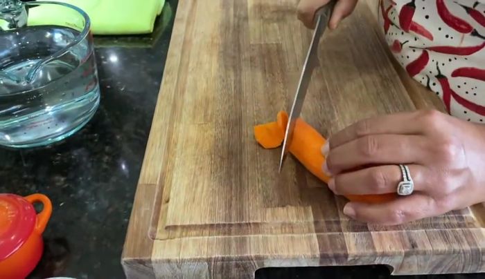 Pelar y cortar las zanahorias en rebanadas diagonales de no más de medio centímetro de grosor.