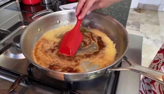 Agregar las zanahorias escurridas a la mezcla de mantequilla y azúcar. Agregar una pizca de sal.