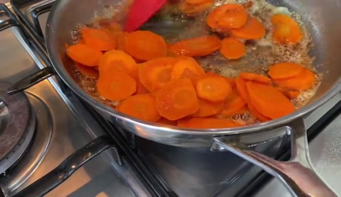 Cocinar durante 3-4 minutos, revolviendo ocasionalmente, hasta que las zanahorias estén glaseadas.