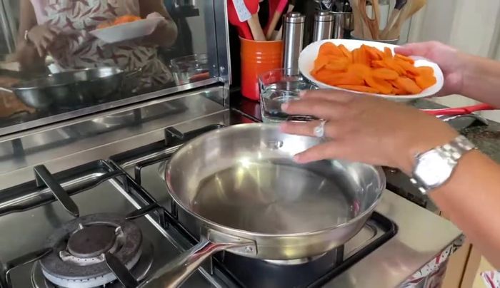 En una sartén u olla, colocar las zanahorias, cubrirlas con agua hasta que estén ligeramente sumergidas (aproximadamente 2 tazas para 500g de zanahorias). Agregar una cucharadita de sal.