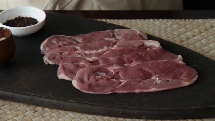 Precalentar el horno a 150 grados. Partir los ajos por la mitad y colocarlos en una bandeja junto con media cebolla cortada en trozos, media guindilla y la ñora (previamente remojada y sin pedúnculo). Añadir aceite de oliva y sal. Introducir en el horno durante 30-40 minutos.
