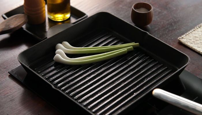 Hacer los ajetes a la plancha con un poco de aceite y sal. Reservar.