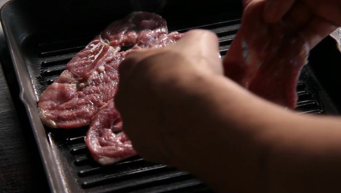 Calentar una sartén. Impregnar los filetes de pierna con unas gotas de aceite de oliva, salpimentar al gusto y cocinar por ambas caras hasta dorar.