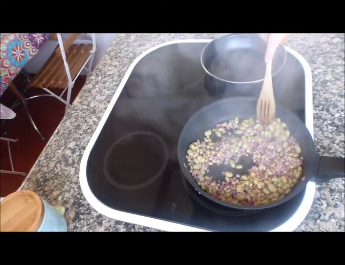 Reserva las habas con jamón. En otra sartén, calienta aceite para freír los huevos de codorniz.