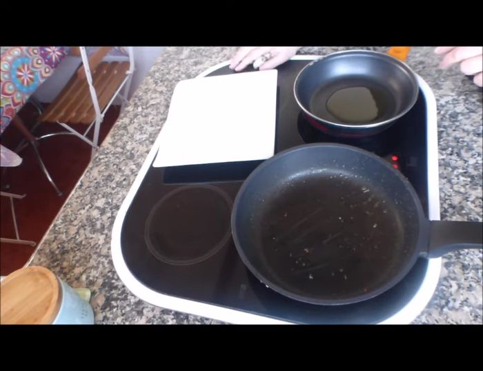 Fríe los huevos de codorniz hasta que estén a tu gusto.