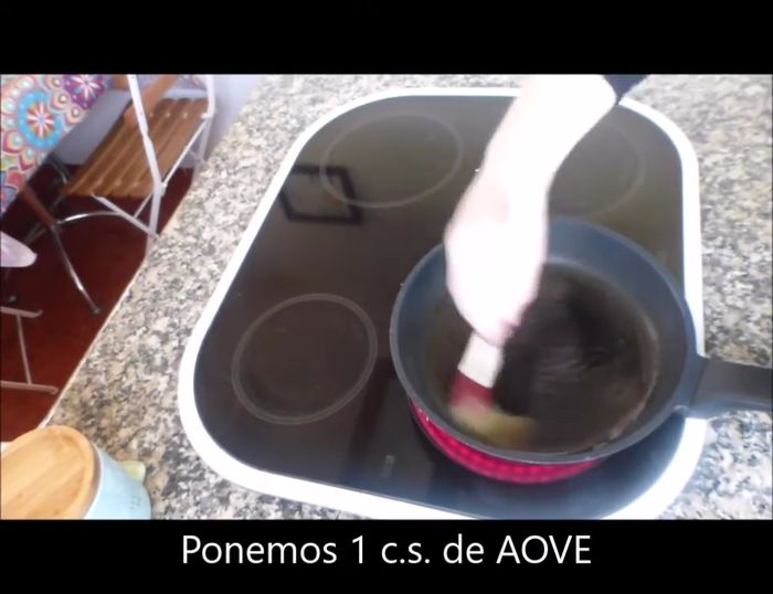 En una sartén, calienta un poco de aceite.