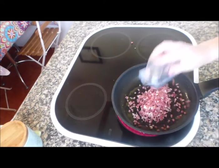 Incorpora los taquitos de jamón serrano a las habas.