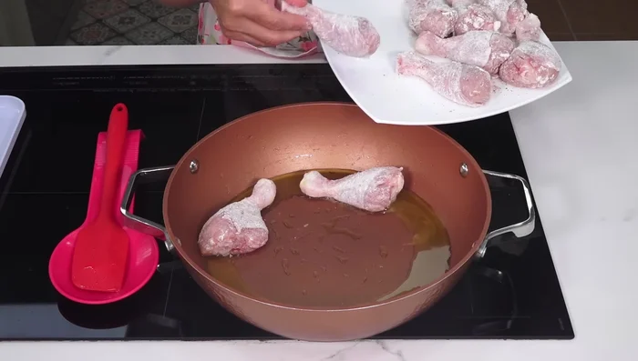 Freír las piezas de pollo hasta dorar ligeramente (139.8). Reservar.