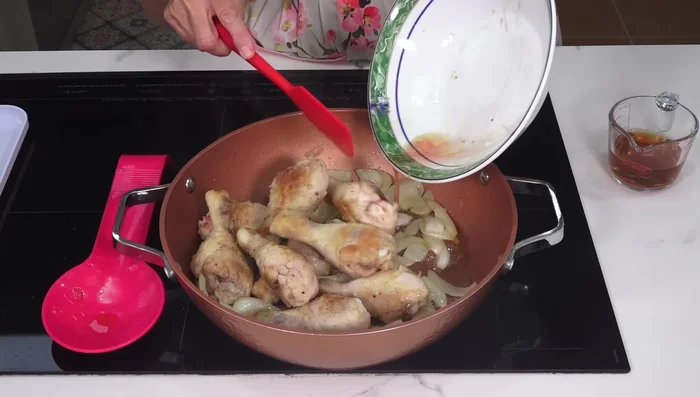 Añadir las hojas de laurel, la carne y el jugo. Agregar el vino blanco y cocinar hasta que se evapore el alcohol (180.48).
