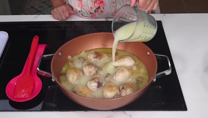 Cubrir con caldo de pollo y llevar a ebullición. Cocinar a fuego medio durante 30 minutos (211.92).