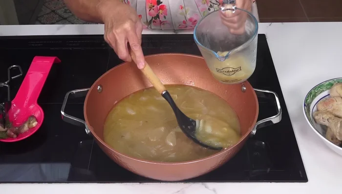 Triturar la cebolla, parte del caldo, el azafrán, las almendras y los ajos fritos (255.04).