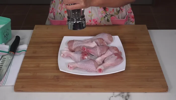 Sazonar el pollo con sal y pimienta (73.84). Pasar por harina y sacudir el exceso (86.6). Reservar.