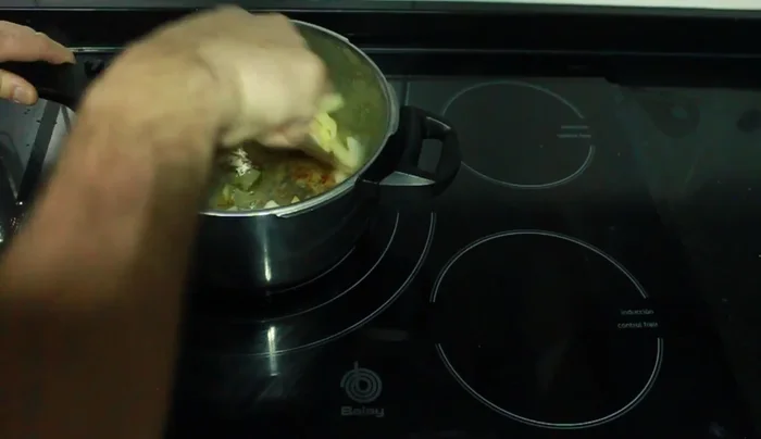 Pocha la cebolla en el mismo aceite donde se doró el conejo.