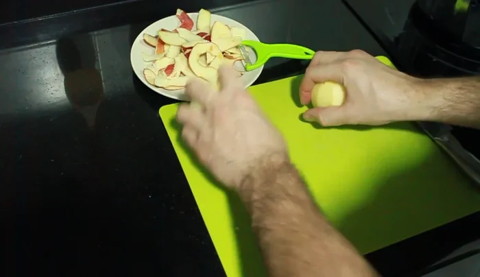 Pelar y cortar las manzanas en dados.