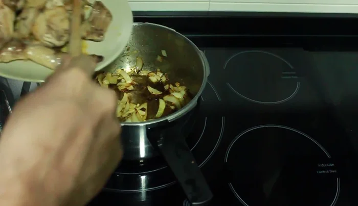 Devolver el conejo a la olla con la cebolla pochada.