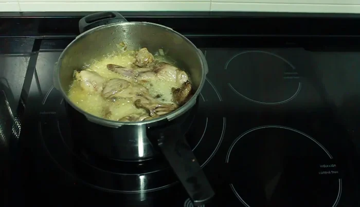 Añadir la cerveza, tapar y cocinar a fuego medio-alto durante 5 minutos.