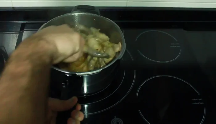 Remover y cocinar por 5 minutos más.