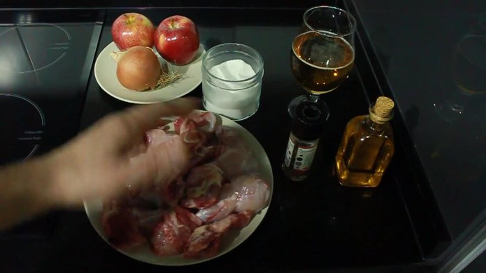 Cortar el conejo en cachitos. Salpimentar el conejo.