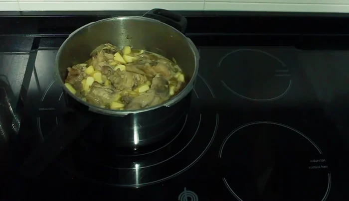 Añadir los dados de manzana, tapar y cocinar durante 30 minutos. Remover cada 10 minutos.