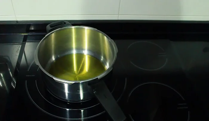 En una olla, echar un buen chorreón de aceite y calentar a fuego medio.