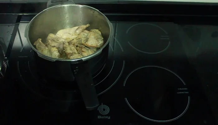 Retirar el conejo de la olla y reservarlo. Mientras, cortar la cebolla en juliana.