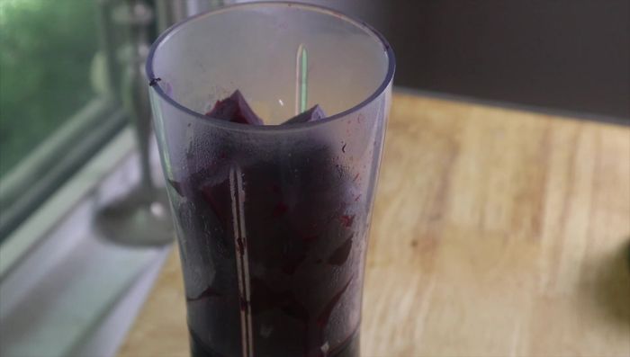 Hacer el chutney de remolacha: Licuar remolachas asadas, jugo de granada, aceite de oliva, sal, y polvo chino de cinco especias.