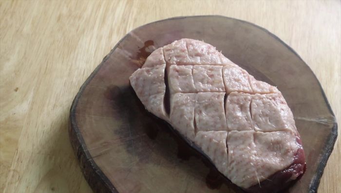 Selle la pechuga de pato en una sartén y luego hornee en un horno caliente. Dejar reposar 5 minutos.