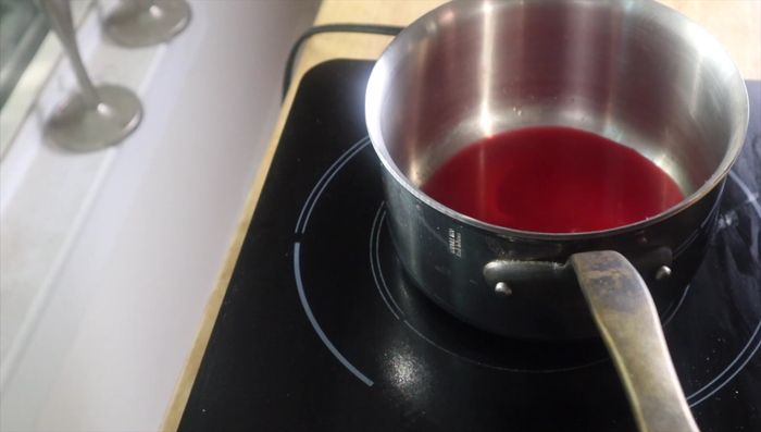 Preparar la salsa de pato: Reducir el vinagre de frambuesa. Agregar miel, granos de pimienta rosa y un poco de gelatina casera (opcional). Reducir a la mitad y terminar con una nuez de mantequilla.