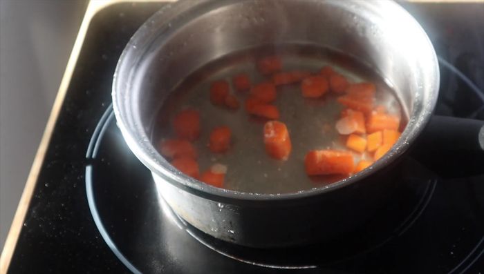 Cocinar al vapor las zanahorias baby y hacer un puré.